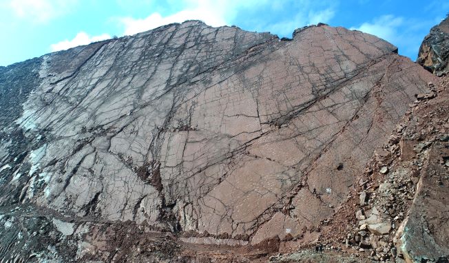中国最大恐龙足迹点现身四川峭壁，逾9000平方米、至少933个足迹